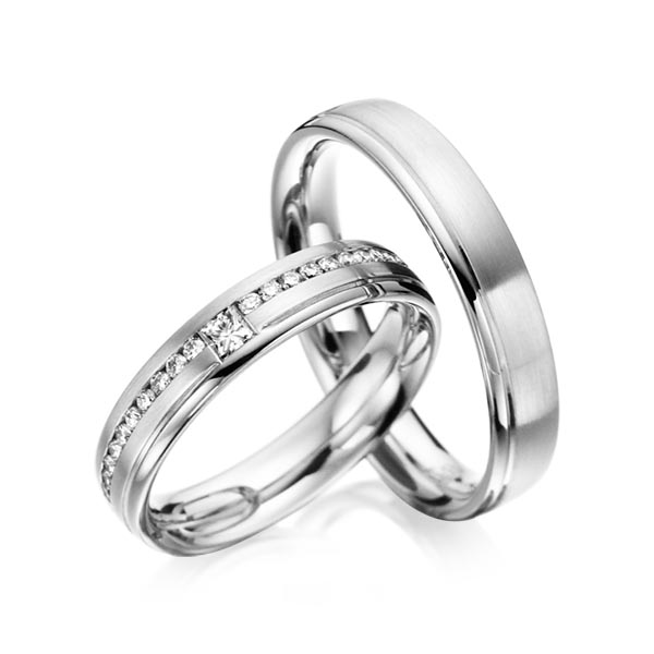 Paar klassische Trauringe/Eheringe in Weissgold 585 mit zus. 0,32 ct. Brillant & Prinzess-Diamant tw, si von acredo - A-6023-8 Paar klassische Trauringe/Eheringe in Weissgold 585 mit zus. 0,32 ct. Brillant & Prinzess-Diamant tw, si von acredo - A-6023-8
