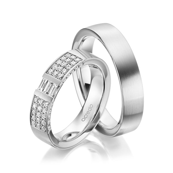 Paar klassische Trauringe/Eheringe in Weißgold 585 mit zus. 0,61 ct. Brillant & Baguette-Diamant tw, si tw, vs von acredo - A-1969-1 Paar klassische Trauringe/Eheringe in Weißgold 585 mit zus. 0,61 ct. Brillant & Baguette-Diamant tw, si tw, vs von acredo - A-1969-1