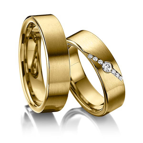 Set klassieke trouwringen in geelgoud 14 kt. met in totaal 0,118 ct. Briljant tw/si van acredo - A-6002-3 Set klassieke trouwringen in geelgoud 14 kt. met in totaal 0,118 ct. Briljant tw/si van acredo - A-6002-3