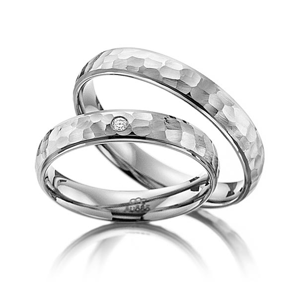 Set Klassieke trouwringen in grijsgoud 14 kt. , hamerslag met in totaal 0,02 ct. Briljant tw/si van acredo - A-4008-5 Set Klassieke trouwringen in grijsgoud 14 kt. , hamerslag met in totaal 0,02 ct. Briljant tw/si van acredo - A-4008-5