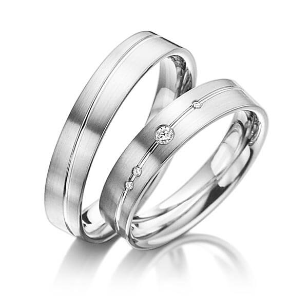 Set Klassieke trouwringen in grijsgoud 14 kt. met in totaal 0,045 ct. Briljant tw/si van acredo - A-3017-11 Set Klassieke trouwringen in grijsgoud 14 kt. met in totaal 0,045 ct. Briljant tw/si van acredo - A-3017-11