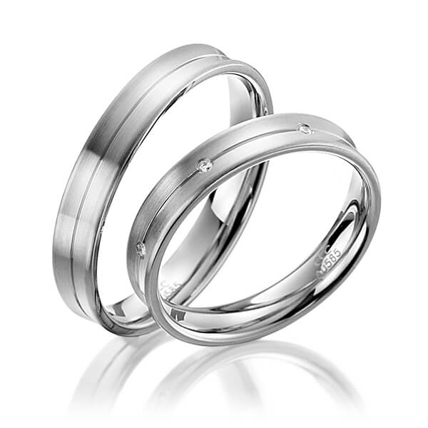 Set Klassieke trouwringen in grijsgoud 14 kt. met in totaal 0,056 ct. Briljant tw/si van acredo - A-4002-3 Set Klassieke trouwringen in grijsgoud 14 kt. met in totaal 0,056 ct. Briljant tw/si van acredo - A-4002-3