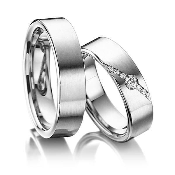 Set klassieke trouwringen in grijsgoud 14 kt. met in totaal 0,118 ct. Briljant tw/si van acredo - A-6002-6 Set klassieke trouwringen in grijsgoud 14 kt. met in totaal 0,118 ct. Briljant tw/si van acredo - A-6002-6