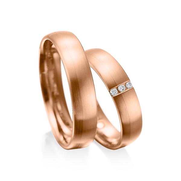 Set klassieke trouwringen in roodgoud 14 kt. met in totaal 0,045 ct. Briljant tw/si van acredo - A-1010-11 Set klassieke trouwringen in roodgoud 14 kt. met in totaal 0,045 ct. Briljant tw/si van acredo - A-1010-11