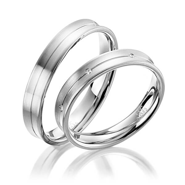 Set Klassieke trouwringen in witgoud 14 kt. met in totaal 0,056 ct. Briljant tw/si van acredo - A-4002-1 Set Klassieke trouwringen in witgoud 14 kt. met in totaal 0,056 ct. Briljant tw/si van acredo - A-4002-1