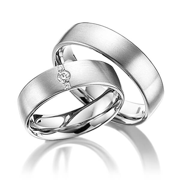 Set klassieke trouwringen in witgoud 14 kt. met in totaal 0,1 ct. Briljant tw/si van acredo - A-6001-1 Set klassieke trouwringen in witgoud 14 kt. met in totaal 0,1 ct. Briljant tw/si van acredo - A-6001-1