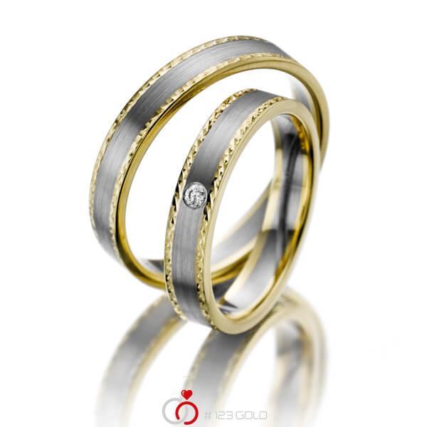 Paar bicolor Trauringe/Eheringe in Gelbgold 375 Weißgold 375 gehämmert Struktur, mit zus. 0,02 ct. Brillant tw, si - NP-1080-1 Paar bicolor Trauringe/Eheringe in Gelbgold 375 Weißgold 375 gehämmert Struktur, mit zus. 0,02 ct. Brillant tw, si - NP-1080-1