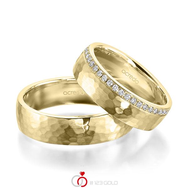 Paar klassische Memoire-Trauringe/Eheringe in Gelbgold 585 gehämmert Struktur halbausgefasst mit zus. 0,22 ct. Brillant tw, si von acredo - A-1957-1 Paar klassische Memoire-Trauringe/Eheringe in Gelbgold 585 gehämmert Struktur halbausgefasst mit zus. 0,22 ct. Brillant tw, si von acredo - A-1957-1