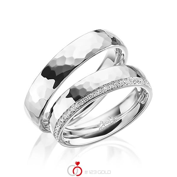 Paar klassische Memoire-Trauringe/Eheringe in Weißgold 585 gehämmert Struktur halbausgefasst mit zus. 0,145 ct. Brillant tw, si von Steinberg - Q-1565-1 Paar klassische Memoire-Trauringe/Eheringe in Weißgold 585 gehämmert Struktur halbausgefasst mit zus. 0,145 ct. Brillant tw, si von Steinberg - Q-1565-1