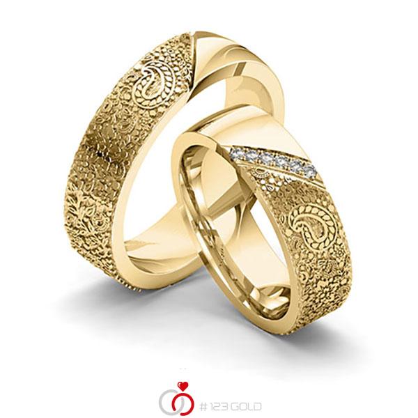 Paar klassische Trauringe/Eheringe in Gelbgold 585 Laser Struktur mit zus. 0,06 ct. Brillant tw, si von 123gold - Y-1387-6 Paar klassische Trauringe/Eheringe in Gelbgold 585 Laser Struktur mit zus. 0,06 ct. Brillant tw, si von 123gold - Y-1387-6