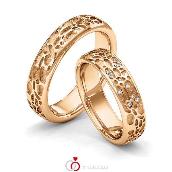 Paar klassische Trauringe/Eheringe in Roségold 585 Laser Struktur mit zus. 0,1 ct. Brillant tw, si von 123gold - Y-1400-3 Paar klassische Trauringe/Eheringe in Roségold 585 Laser Struktur mit zus. 0,1 ct. Brillant tw, si von 123gold - Y-1400-3