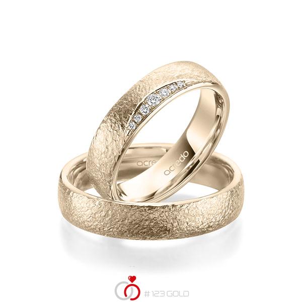 Paar klassische Trauringe/Eheringe in Signature Gold 585 crushed Struktur mit zus. 0,06 ct. Brillant tw, si von acredo - A-1960-11 Paar klassische Trauringe/Eheringe in Signature Gold 585 crushed Struktur mit zus. 0,06 ct. Brillant tw, si von acredo - A-1960-11