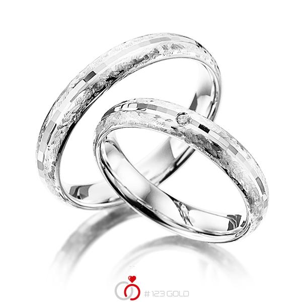 Paar klassische TrauringeEheringe in Weißgold 375 mit zus. 0,015 ct. Brillant tw, si von Merii Paar klassische TrauringeEheringe in Weißgold 375 mit zus. 0,015 ct. Brillant tw, si von Merii