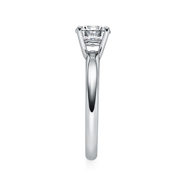Diamond ring with 4 prong settings