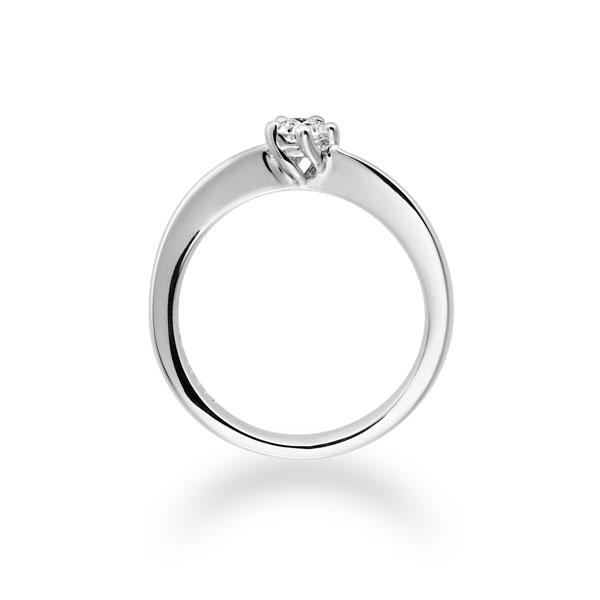 Diamond ring with 5 prong setting