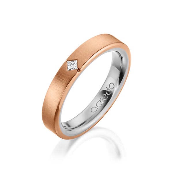 Bicolor trouwring in buiten roodgoud 14 kt. , binnen grijsgoud 14 kt. met in totaal 0,05 ct. Princess-Diamant tw/si van acredo