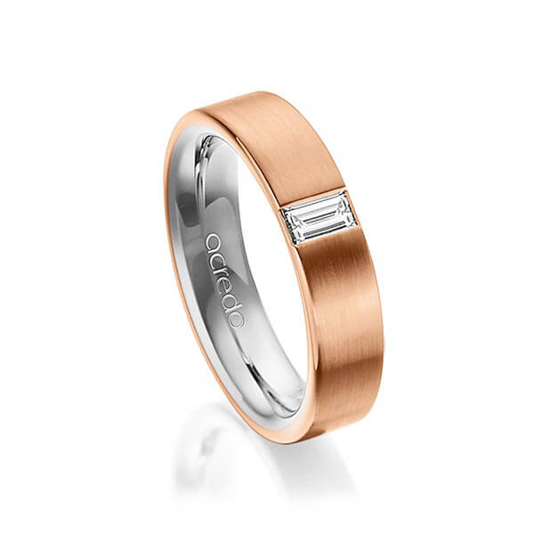 Bicolor trouwring in buiten roodgoud 18 kt. , binnen platina 950 met in totaal 0,2 ct. Baguette-Diamant tw,vs van acredo