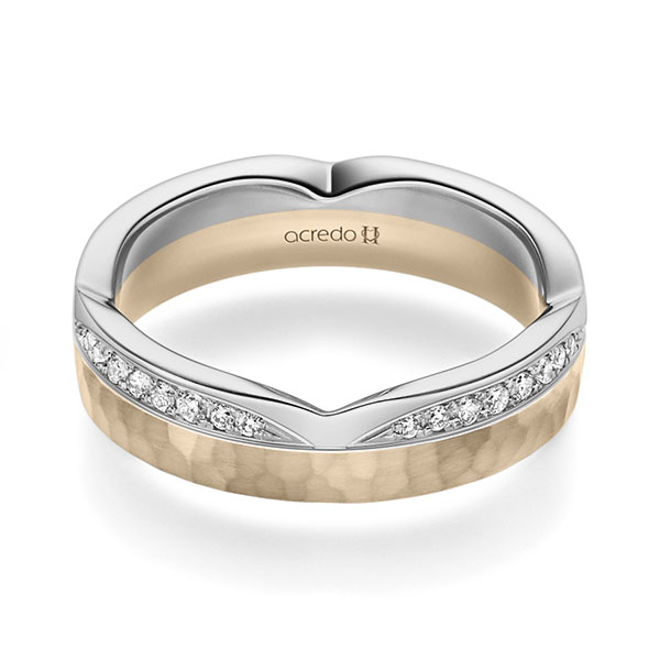 Bicolor trouwring in grijsgoud 18 kt. Signature Goud 750 , hamerslag met in totaal 0,128 ct. Briljant tw/si van acredo - A-2365-14 Bicolor trouwring in grijsgoud 18 kt. Signature Goud 750 , hamerslag met in totaal 0,128 ct. Briljant tw/si van acredo - A-2365-14