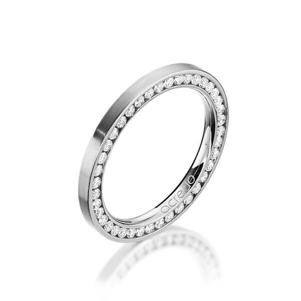 klassieke Memoire-trouwring in grijsgoud 14 kt. volledig gezet met in totaal 0,57 ct. Briljant tw/si van acredo