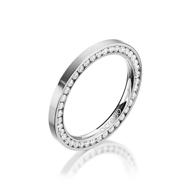 klassieke Memoire-trouwring in platina 950 volledig gezet met in totaal 0,585 ct. Briljant tw/si van acredo