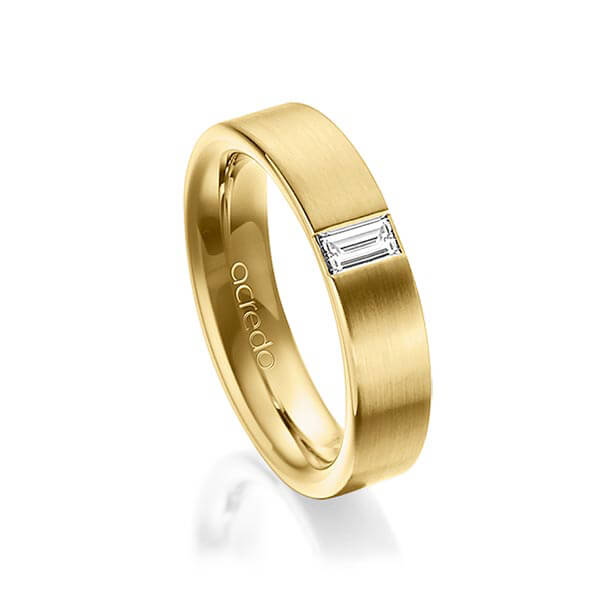 klassieke trouwring in buiten geelgoud 14 kt. , binnen geelgoud 14 kt. met in totaal 0,2 ct. Baguette-Diamant tw,vs van acredo
