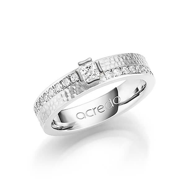 klassieke trouwring in witgoud 14 kt. hamerslag met in totaal 0,74 ct. Briljant & Princess-Diamant tw/si van acredo