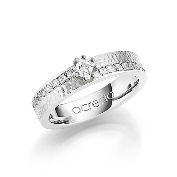 klassieke trouwring in witgoud 14 kt. hamerslag met in totaal 0,74 ct. Briljant & Princess-Diamant tw/si van acredo