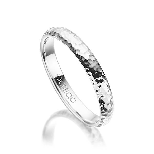 klassieke trouwring in witgoud 14 kt. hamerslag van acredo