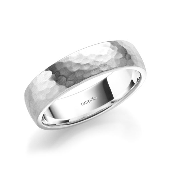 klassieke trouwring in witgoud 14 kt. hamerslag van acredo