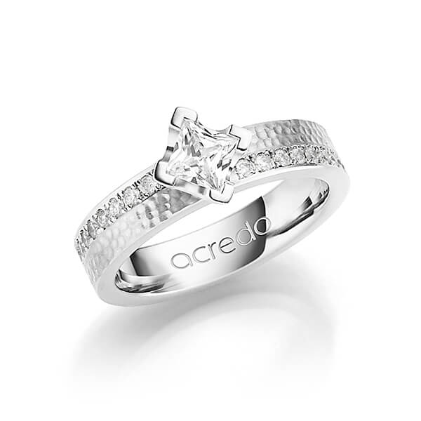 klassischer Trauring/Ehering in Weissgold 375 gehämmert Struktur mit 0,5 ct. + zus. 0,54 ct. Prinzess-Diamant & Brillant tw, vs tw, si von acredo - A-1247-16 klassischer Trauring/Ehering in Weissgold 375 gehämmert Struktur mit 0,5 ct. + zus. 0,54 ct. Prinzess-Diamant & Brillant tw, vs tw, si von acredo - A-1247-16