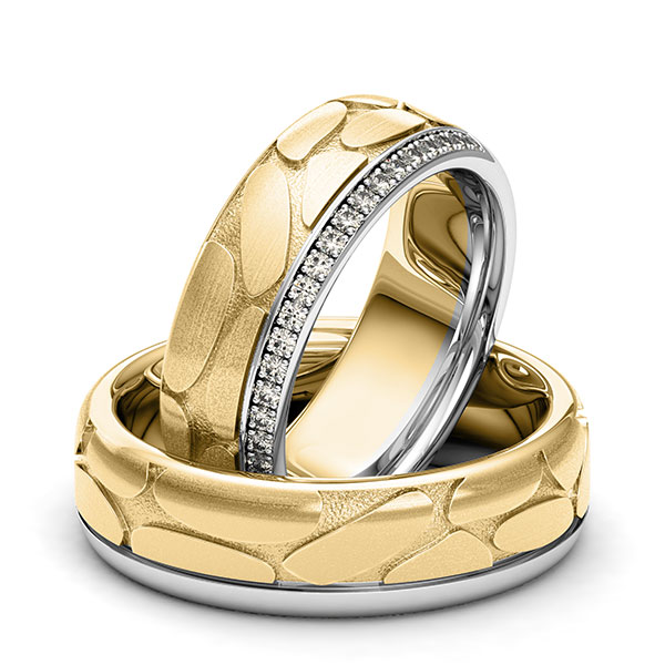 Paar bicolor Memoire-Trauringe/Eheringe in Weissgold 585 Gelbgold 585 Laser Struktur halbausgefasst mit zus. 0,22 ct. Brillant tw, si von 123GOLD