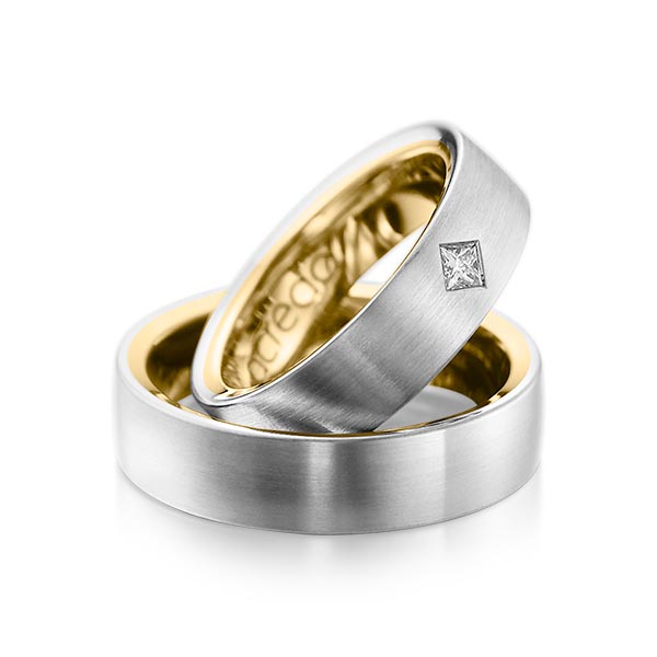 Paar bicolor Trauringe/Eheringe in außen Weißgold 585 , innen Gelbgold 585 mit zus. 0,12 ct. Prinzess-Diamant tw, si von acredo - A-1073-2