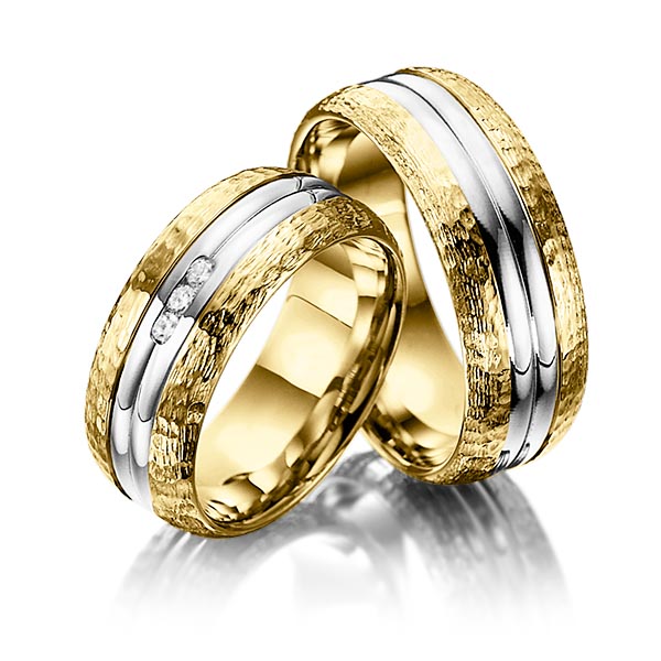 Paar bicolor Trauringe/Eheringe in Gelbgold 585 Weissgold 585 gehämmert Struktur, mit zus. 0,06 ct. Brillant tw, si von Merii
