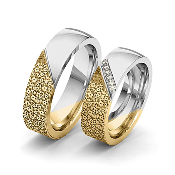 Paar bicolor Trauringe/Eheringe in Gelbgold 585 Weißgold 585 Laser Struktur mit zus. 0,06 ct. Brillant tw, si von 123GOLD