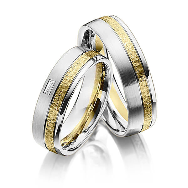 Paar bicolor Trauringe/Eheringe in Graugold 585 Gelbgold 585 , gehämmert Struktur mit zus. 0,05 ct. Baguette-Diamant tw, vs von Merii