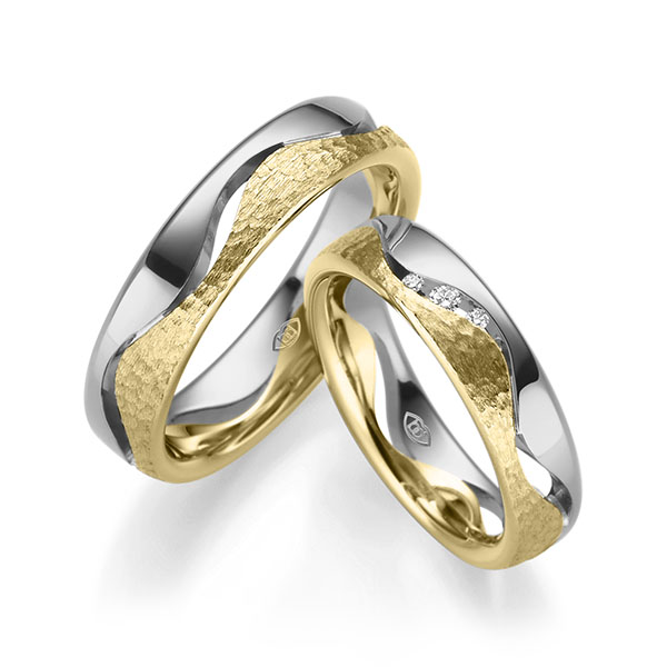 Paar bicolor Trauringe/Eheringe in Graugold 750 Gelbgold 750 , gehämmert Struktur mit zus. 0,036 ct. Brillant tw, si von Merii - M-1323-2 Paar bicolor Trauringe/Eheringe in Graugold 750 Gelbgold 750 , gehämmert Struktur mit zus. 0,036 ct. Brillant tw, si von Merii - M-1323-2