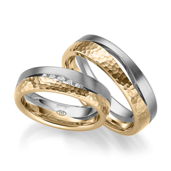Paar bicolor Trauringe/Eheringe in Graugold 750 Roségold 750 , gehämmert Struktur mit zus. 0,05 ct. Brillant tw, si von Merii - M-1324-2 Paar bicolor Trauringe/Eheringe in Graugold 750 Roségold 750 , gehämmert Struktur mit zus. 0,05 ct. Brillant tw, si von Merii - M-1324-2