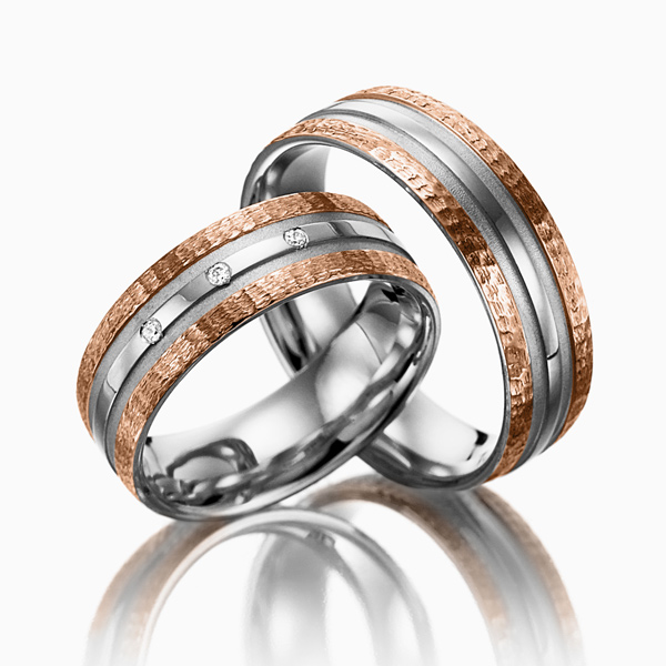 Paar bicolor Trauringe/Eheringe in Rotgold 585 Weißgold 585 gehämmert Struktur, mit zus. 0,03 ct. Brillant tw, si von Merii