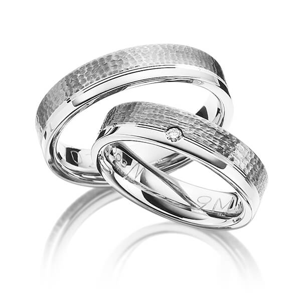 Paar bicolor Trauringe/Eheringe in Weissgold 375 Palladium 500 , gehämmert Struktur mit zus. 0,03 ct. Brillant tw, si von Merii