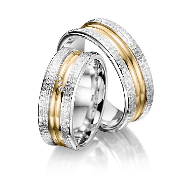 Paar bicolor Trauringe/Eheringe in Weissgold 585 Gelbgold 585 gehämmert Struktur, mit zus. 0,015 ct. Brillant tw, si von Merii