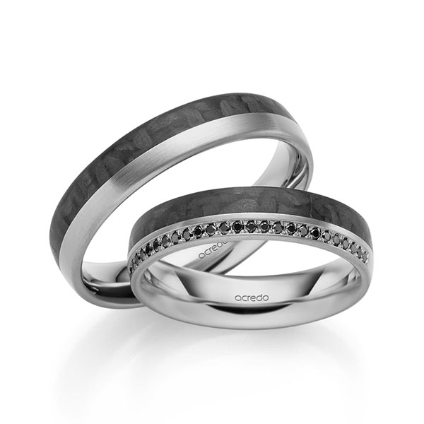 Paar Carbon Memoire-Trauringe/Eheringe in Graugold 585 mit Carbon-Einzug halbausgefasst mit zus. 0,14 ct. Brillant schwarz von acredo