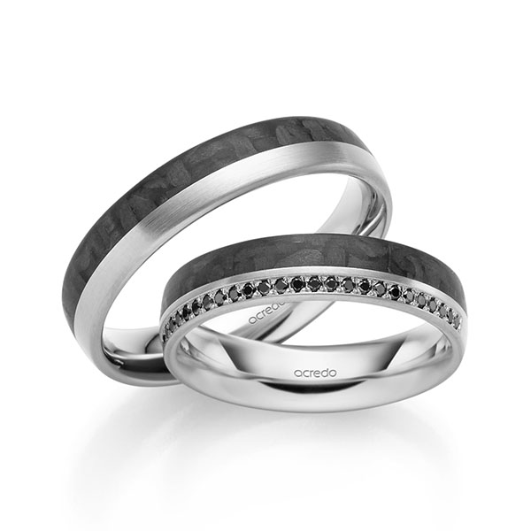 Paar Carbon Memoire-Trauringe/Eheringe in Weißgold 585 mit Carbon-Einzug halbausgefasst mit zus. 0,14 ct. Brillant schwarz von acredo