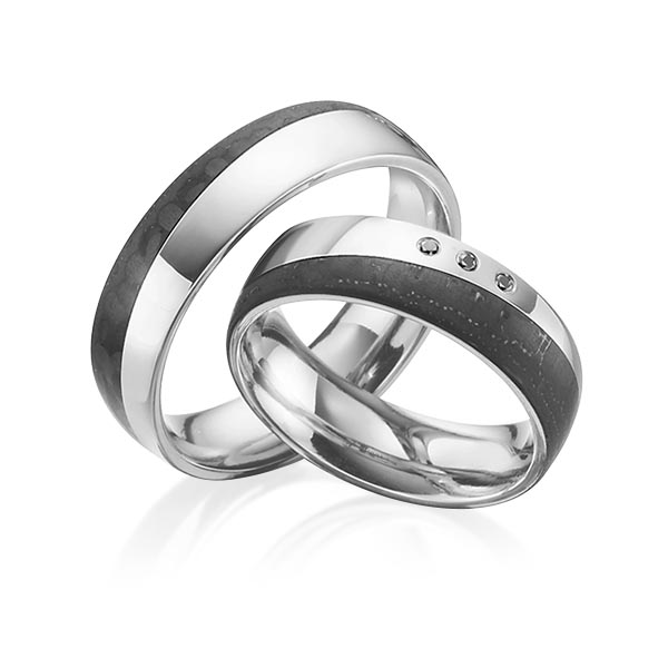 Paar Carbon Trauringe/Eheringe in Edelstahl Edelstahl Carbon-Einzug mit zus. 0,03 ct. Brillant schwarz von 123GOLD - Y-1327-1 Paar Carbon Trauringe/Eheringe in Edelstahl Edelstahl Carbon-Einzug mit zus. 0,03 ct. Brillant schwarz von 123GOLD - Y-1327-1