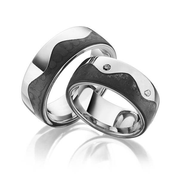 Paar Carbon Trauringe/Eheringe in Edelstahl Edelstahl mit Carbon-Einzug mit zus. 0,04 ct. Brillant schwarz tw, si von 123GOLD
