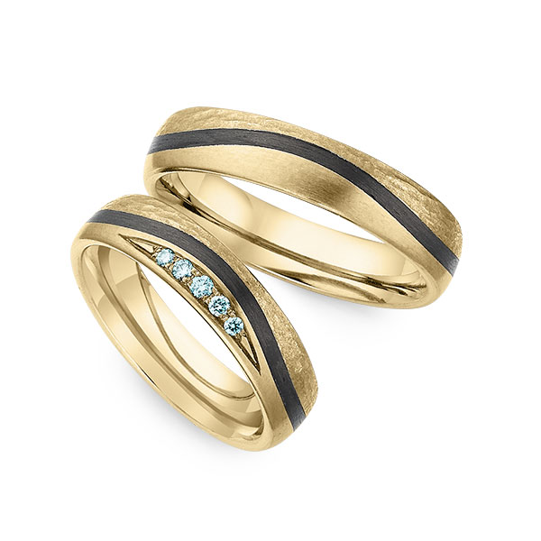 Paar Carbon Trauringe/Eheringe in Gelbgold 585 mit zus. 0,07 ct. Brillant iceblue von Merii