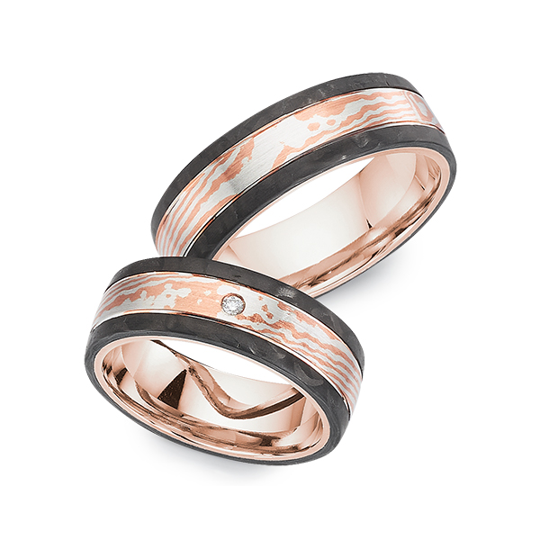 Paar Carbon Trauringe/Eheringe in Roségold 585 Mokume Gane Silber 925 Kupfer Roségold 585 mit Carbon-Einzug mit zus. 0,02 ct. Brillant tw, si 