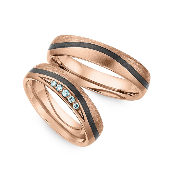 Paar Carbon Trauringe/Eheringe in Rotgold 585 mit zus. 0,07 ct. Brillant iceblue von Merii