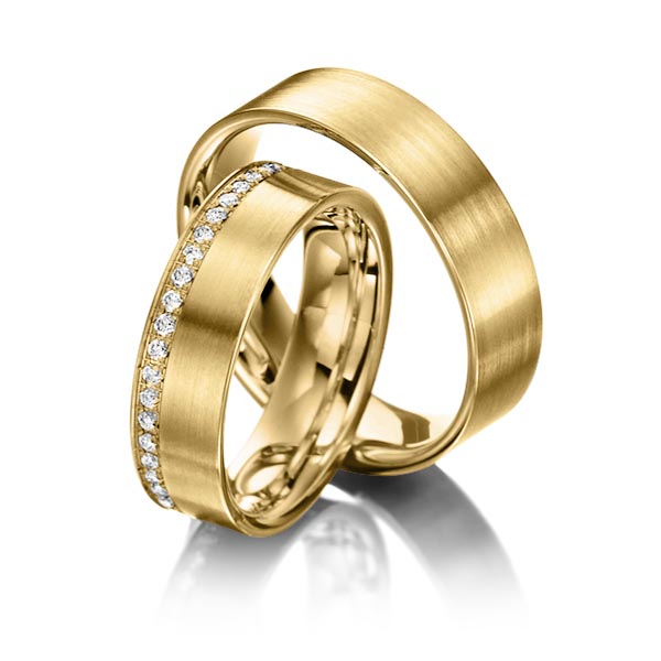Paar klassische Memoire-Trauringe/Eheringe in außen Gelbgold 585 , innen Gelbgold 585 halbausgefasst mit zus. 0,22 ct. Brillant tw, si von Steinberg