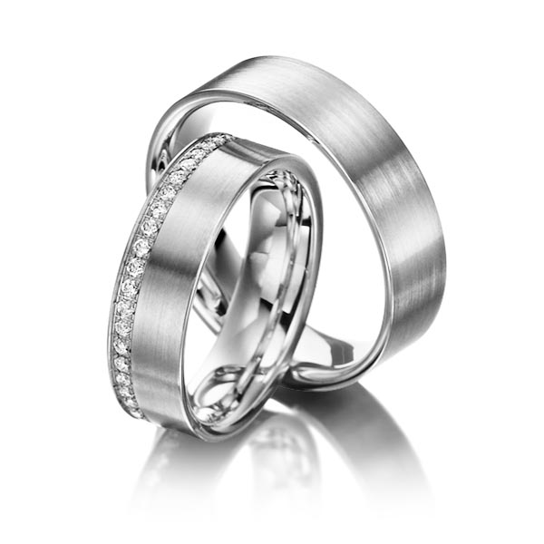 Paar klassische Memoire-Trauringe/Eheringe in außen Weißgold 585 , innen Weißgold 585 halbausgefasst mit zus. 0,22 ct. Brillant tw, si von Steinberg