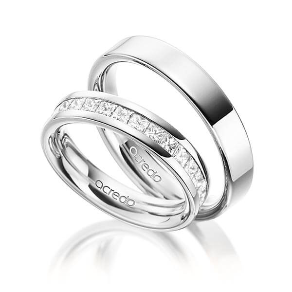 Paar klassische Memoire-Trauringe/Eheringe in aussen Weissgold 585 , innen Weissgold 585 halbausgefasst mit zus. 0,98 ct. Prinzess-Diamant tw, si von acredo